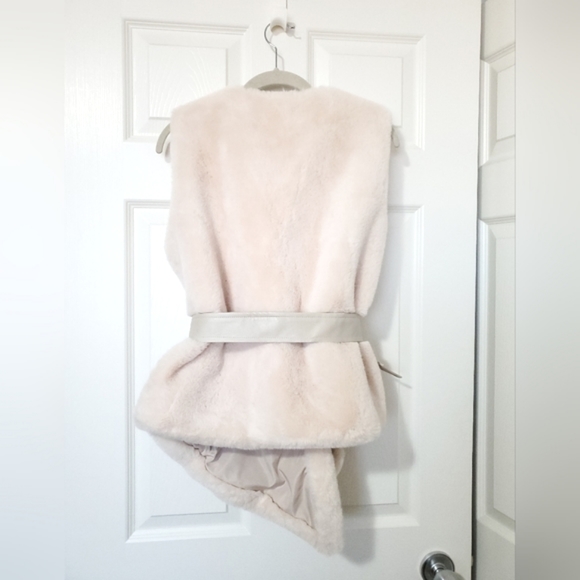 Chicwish asymetric faux fur vest wrap with faux leather belt cream M sleeveless - Picture 6 of 15